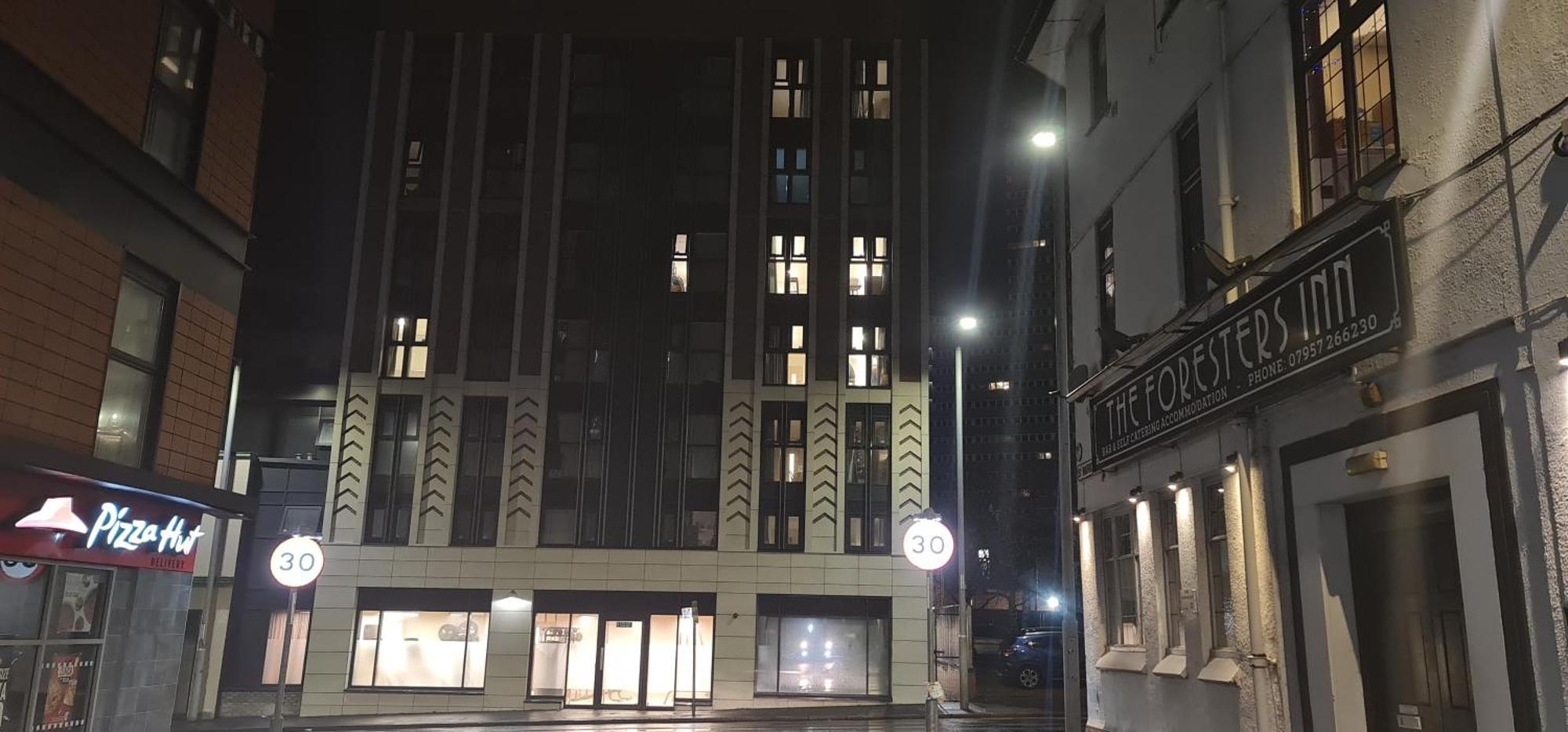 Foresters Inn Contractors Own Apartment - City Centre By Victoria Centre Shopping Centre - Your Own 7 Double Bedrooms Private Apartment With 3 Bathrooms And Snooker Room - Full Kitchen - Outdoor Parking For Cars Or Vans At Five Pounds A Day Nottingham Zimmer foto